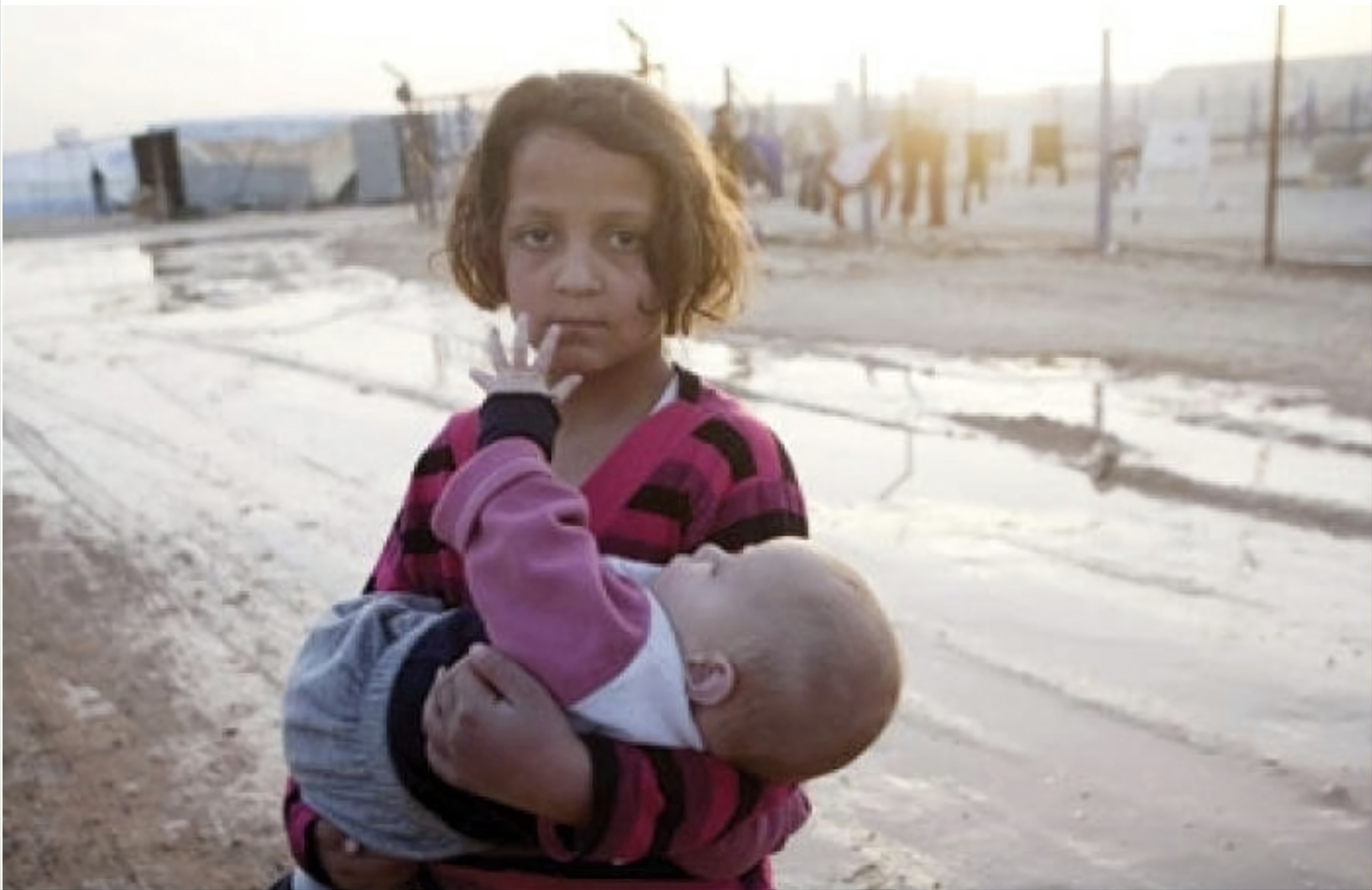 Syrisches Mädchen mit Geschwisterchen bei einer Notunterkunft Außenbezirk von Damaskus